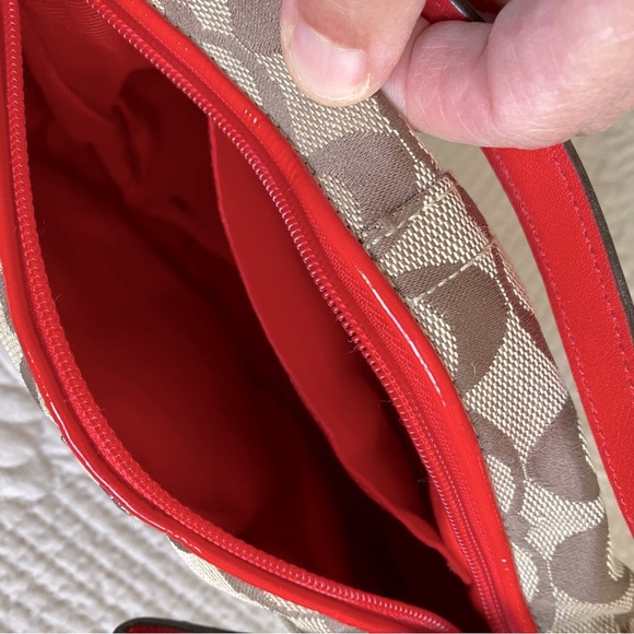 Adorable COACH Signature Collection mini handbag/wristlet with flower appliqué - Picture 12 of 16